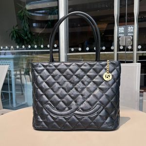 9A Tote bags caviar Couro Designer Bolsa de ombro Mulher clássica Bolsa Vintageps Grande capacidade Fecho de aço banhado a ouro 24k de espessura Saco de compras de viagem