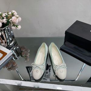Scarpe eleganti da donna in pelle verniciata quadrata con eleganti teste a punta per eleganti lavori in ufficio