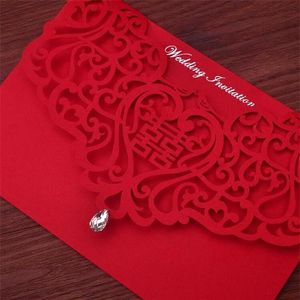 Vintage kinesisk stil ihålig bröllopinbjudningar kreativa brudar par kort rött omslag folie stämplande chic brudkort324l