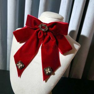 Pins Brooches Retro Velvet Bow Tie Brooch Pins Fabric Flower Rhinestone Necktie Female Shirt Collar Luxulty Jewelry for Women Accessories HKD230807