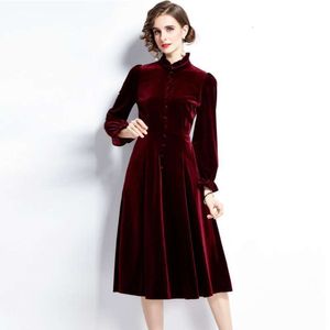 Abbigliamento da donna autunno e inverno Tendenza del vestito in velluto a maniche lunghe Hepburn in stile palazzo di moda francese elegante