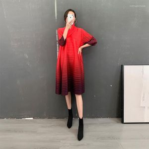 Casual Dresses Ansman 2023 Kvinna Miyake veckade Seven Sleeve Dress Purple Gradient Design Lapel Collar Over Size Style Autumn Fashion