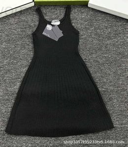 Основные повседневные платья дизайнера P Семья Новый стиль в ранней весне, ваш жилет, слинг, вязаное черное платье, похудение и стиль, юбка для слинга 4T05