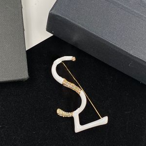 간단한 알파벳 브로치 흰색 제이드 금도 패션 레트로 브랜드 브로치 여성 고급 파티 보석 액세서리 선물 상자