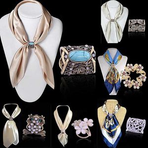 Pins Brooches Fashion Retro Butterfly Frog Owl Animal Scarf Buckle Personality Ladies Hollow Rhinestone Shawl Scarves Buckle Brooch Jewelry HKD230807