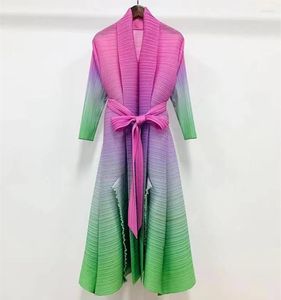 Abiti casual 2023 Runway Autunno Miyake Abito lungo plissettato Elegante donna Scollo a V Colore sfumato Punto aperto Cintura con lacci Ruffles Vestidos