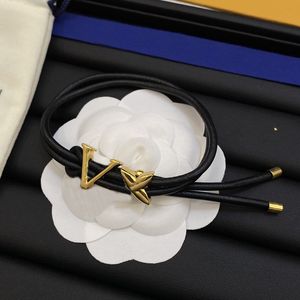 Designer-Charm-Armband, Schmuck, schwarze Lederarmbänder für Damen und Herren, Handschlaufe, braunes Blumenmuster, Goldstempel, bedruckt, modisches Geschenk, rosa Armreif mit Box02