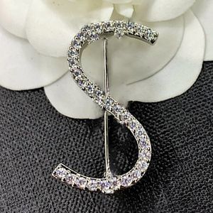 Brand 925 Silver Luxury Broche Diamond Set Crystal Sparkling Steel inoxidável Diamond Broche Simple Letter Fashion Party Acessory Gift