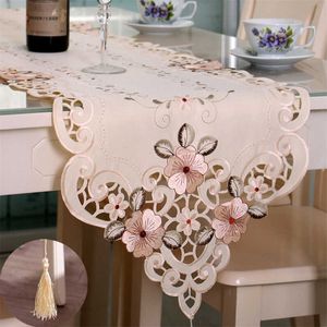 Kinesiska produkter Pastoral broderi Hollow Flower Table Runner Mat Embroidered Floral Cutwork täcker Rektangel Flower Table Runners