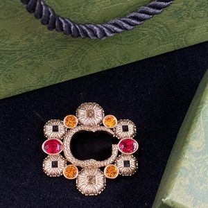 Tasarımcı Kadınlar Vintage Broş Ruby Topaz Ayar Ortaçağ Muhteşem Klasik Broş Bakır Pin Aksesuarları Hediye Kutusu