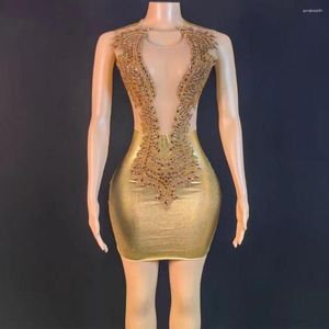 Desgaste de Palco Sexy Dourado Brilhante Strass Vestido Curto Malha Transparente Aniversário Noite Celebridade Traje de Performance