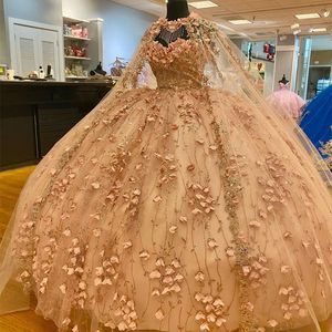 Champagne glänsande älskling Askepott Quinceanera klänningar Applices spets 3Dflower med Cape Ball -klänning Vestidos de 15 Anos