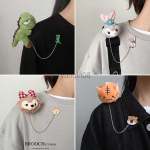 Stift broscher brosch tecknad plysch docka brosches hoodie kläder trend tillbehör söt dinosauri djur pin väska stift brosch present till vänner hkd230807