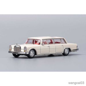 Diecast Model Cars Diecast Model Car 1/64 White Red Color Luxury Retro Celebrity Vehicle with Case Gift for Boys Girls R230807