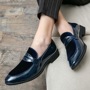 Blue New Men Dress Sapatos de camurça de luxo Men Shadow Patent Leather Wedding Shoes Italian Style Mens Oxfords Sapatos Big Tamanho grande