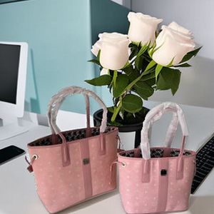 2023 Горячие продаваемые бутик -бутик молодые девушки на коже сумки с большими возможностями розовая двойная ручка женская ручная сумка с подмышками милый персонаж повседневный стиль