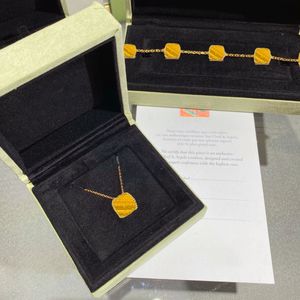 Lyxig 18k guldpläterad halsband damkedja kryddnejlika dinglar fyrkantiga pendelband designer enkel klassiska klassiska festsmycken