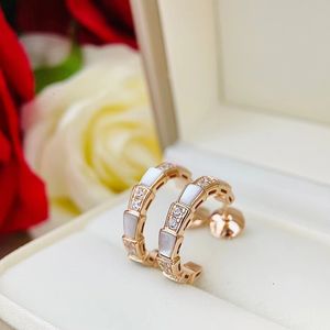 Hoop Huggie Rose Gold Premium Natural White Shell Snake Bone Orecchini a bottone Donna Corniola Moda Temperamento Gioielli di lusso 230807