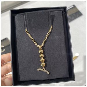 Klassiskt hjärta full diamantbrev hänge damer guld designer halsband födelsedagsfest smycken