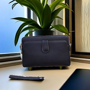 2023 Top Boutique Bolsa Masculina de Couro Preto com Zíper Abertura Multi-Compartimento Simples Luxo Aparência Estilo Marca Internacional Estilo Designer de Moda Casual