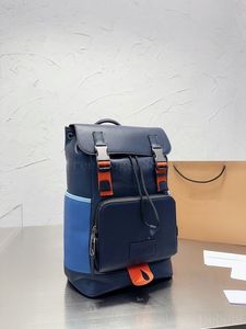 Роскошная туристическая сумка синий рюкзак на открытом воздухе.