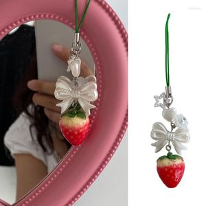 Nyckelringar harts Strawberry Keychain Bowknot Telefon Charm Handgjorda smycken för festdroppar