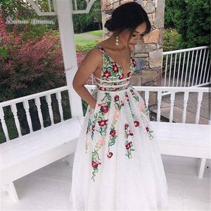 Bianco 2019 A-Line Prom Dresses Scollo a V profondo senza maniche Appliques Pizzo Sexy Backless Abiti da sera convenzionali Abiti da ballo per feste Maxi Dresse250P