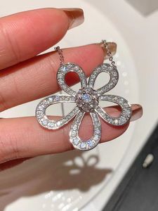 Fashion Classic Flower-shaped diamond Pendant Necklaces for women Elegant locket Necklace Highly Quality Choker chains Designer Jewelry 18K Plated gold girls Gift