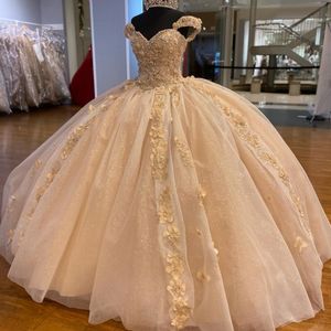 Szampana kochanie z ramion sukienki Quinceanera sukienki balowe bez rękawów Kwiki Koronkowe 3dflowers Sweet 15 Party Wear