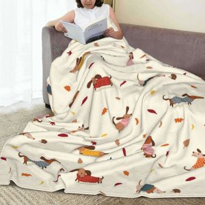 Filtar Dachshund Cartoon Mönster Filtar fleece tryckt söt bärbar mjukt kast filt för sängkontorsbäddsäcken hundflanell filt 230808