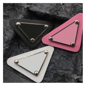 Spille Spille Triangolo bianco nero Distintivo Spille da donna Abiti di moda Accessori per cappelli Designer Lettera stampata per regalo di festa Drop Deliv Dhxij