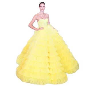 Lyxiga gula skiktade klänningar älskling Ruched Ball Celebrity Clown Tiersed Layers Evening Downs 326 326