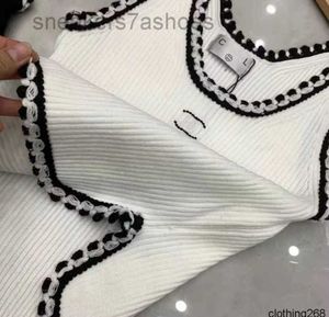 Anagram Embroidered Kadın Tankları Camis Cotton-Blend Tank Üstleri İki C Harf Tasarımcı Etek Yoga Takım Elbise Kanal Elbise Sutyen Bayanlar Katı Vintage T Shirt Femme1