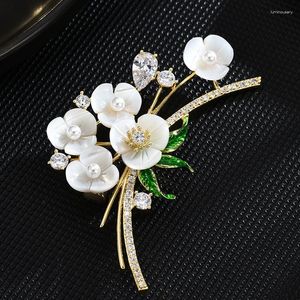 Broschen Kupfer Micro Intarsien Zirkonia Imitation Perle Weiß Bouquet Brosche Kleidung Accessoires Mode Geschenk Großhandel