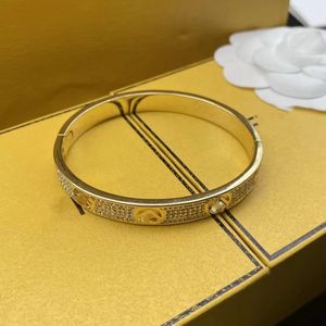 2023 Full Diamond Gold Letters F Armband Mens Letter V Form Titanium Steel Bangles Charm Rostfria armband för kvinnor Män grossist