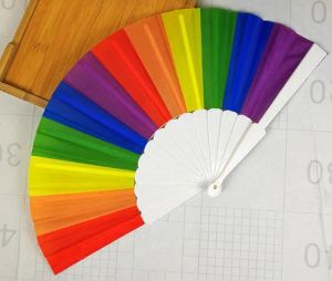 Topp regnbågens handhållna fällbara fläkt Silke Folding Hand Fan Vintage Style Rainbow Design Höll fans för födelsedagsexamen semester