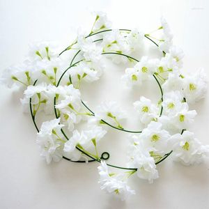 Dekorativa blommor 2 m lång konstgjorda körsbärsblomningar Silkblommor Vinvägg Hängande Wisteria för hem- och bröllopsdekorationer