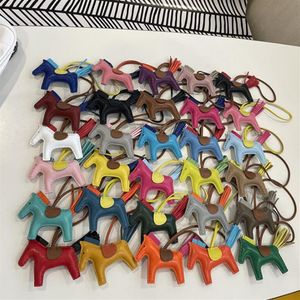 Handgjorda Real Leather Luxury Designers Keychains Women Rainbow Horse Headphone Väska Män bilnyckelringar Pendant Tillbehör 30 Color202e