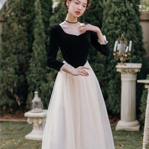 Casual klänningar 2023 tidigt hösten retro fransk tjej sammet sömnad mesh klänning elegant liten svart fluffig fest