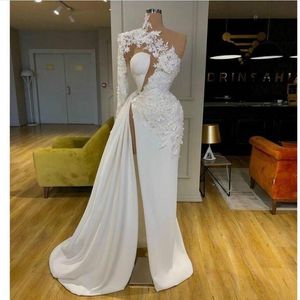 2021 Arabiska Dubai utsökta spetsar vita balklänningar hög hals en axel långärmare designer afton klänningar sida split196p