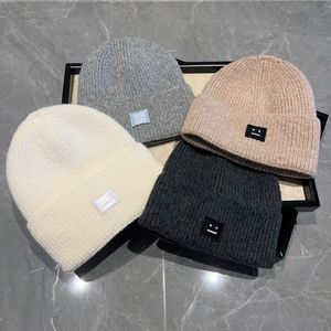 Kvinnors höst- och vintervärmdesigner beanie hatt utomhus semester rese godis färg stickad casquette