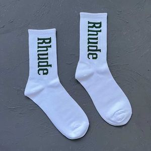 Мужские носки Rhude Simple Letter Высококачественные хлопковые дизайнер Европейский американский уличный тренд носки мужчины и женщины-носки Руд Пара в труб
