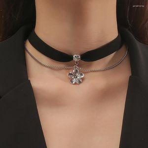 Choker Wysokiej jakości Goth Black Velvet Layered Chains Vintage Flower Wisonaj dla kobiet dziewczęta Y2K Biżuteria