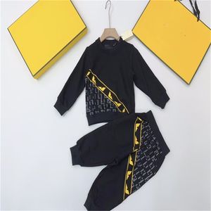 Designer de roupas esportivas infantis de duas peças para meninos e meninas com estampa de letras para jovens, letras de marca superior, roupas esportivas casuais, moda infantil 90 cm-150 cm a62