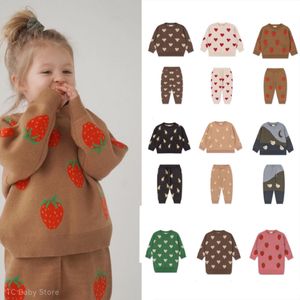 Pullover ks barn tröjor söta baby super härlig varm märke vinter jordgubbklänning kärlek designkläder set för flickor pojkar 230809