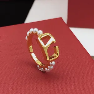 Ringdesigner ring för kvinnor inlagda pärlor alfabetdesign julklapp smycken temperament mångsidiga ringar