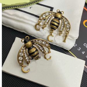 Tasarımcı Küpeler Marka Mektubu Bee Stud Luxury Elmas Küpeler Düğün Partisi Hediye Moda Kadın Mücevherleri Karışık Stil