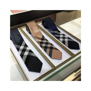 Designers 2023 Mens Tie Letters Silk Slips 100 handgjorda lyxiga mager varumärken Bröllopsföretag Vävt Stripe Designer Suit Tie Box 2308097PE