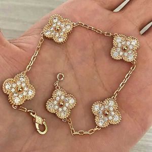 2023 Luxury Designer Charm Armband Clover Pearl 4 Pieces 18K Gold Necklace Earrings Wedding Laser Märke 111Q5IOZQR59