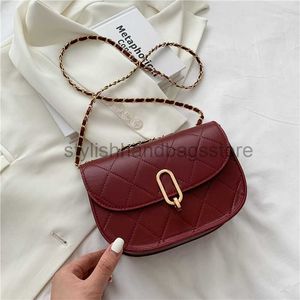 Umhängetaschen 2023 Herbst/Winter Neue Koreanische Stil Mode Einkerbung Schloss Klappe Tasche Handheld Eine Schulter Stil Tasche Sattel frauen Taschenstylelyhandbagsstore